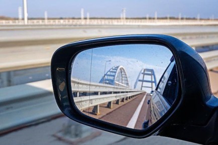 Электрокарам и гибридным авто запретят проезд по Крымскому мосту