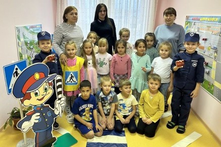 Автоинспекторы Кубани обучают дошкольников ориентироваться в дорожной инфраструктуре