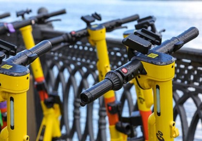 «Отбросило на другую полосу»: в Сочи погиб восьмилетний мальчик, ехавший на электросамокате