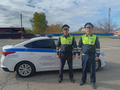 Плачущего ребёнка спасли из запертой машины в Выселковском районе