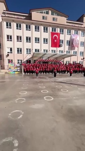 «Катюшу» исполнили ученики турецкой школы во время празднования Дня Республики