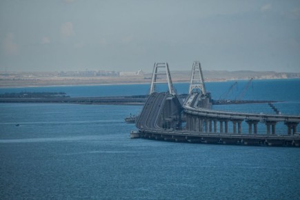 С 3 ноября запретят проезд электромобилей и гибридных авто по Крымскому мосту со стороны Краснодарского края