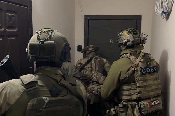 Подозреваемые в незаконном обороте средств платежей задержаны в Севастополе при содействии сотрудников СОБР "Сокол" Росгвардии