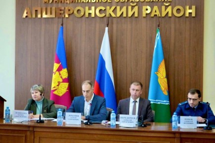 Прокурором Апшеронского района Алексеем Поповым 30 октября 2025 года принято участие в очередной сессии Совета муниципального образования Апшеронский район