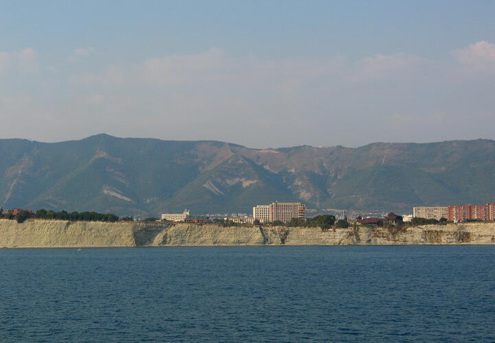 «На моих глазах разрушают мою жизнь»: в Геленджике сносят печально известный апарт-отель «Яхта»