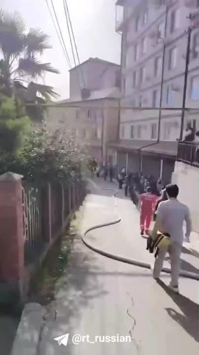 Намочил куртку и зашёл в горящий дом: RT нашёл одного из героев, который спас женщину во время пожара в Сочи