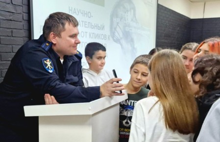Следователи УМВД РФ по городу-герою Новороссийску провели лекторий «От кликов к срокам: уголовная ответственность за дропперство»