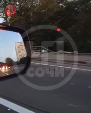 Бумага не доехала: 5-километровая пробка образовалась в Сочи из-за перевернувшегося грузовика