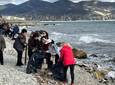 В День Чёрного моря неравнодушные жители города-героя Новороссийска провели субботник на прибрежной территории