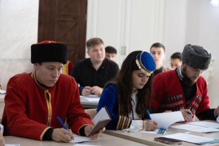 Представители национально-культурных объединений и Герой России написали Большой этнографический диктант в Краснодаре