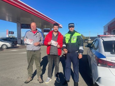 Сотрудники Госавтоинспекции Мостовского района на автозаправочной станции провели разъяснительные беседы с водителями и персоналом