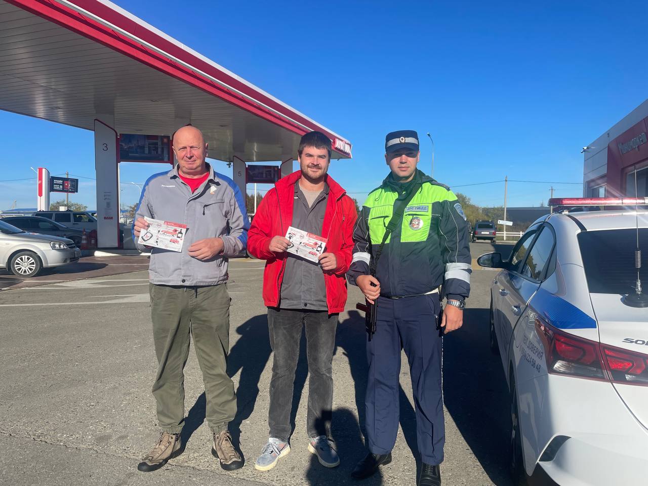 Сотрудники Госавтоинспекции Мостовского района на автозаправочной станции провели разъяснительные беседы с водителями и персоналом