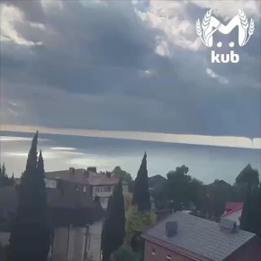 Тоненькая ниточка смерча вырвалась из туч над Сочи