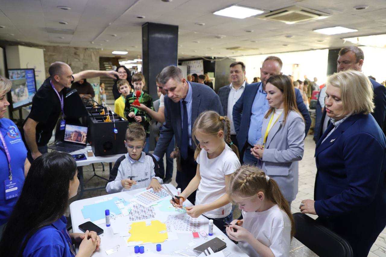 Председатель комитета ЗСК по вопросам науки, образования, культуры и делам семьи Виктор Чернявский принял участие в открытии Регионального робототехнического фестиваля «ПромРобо»