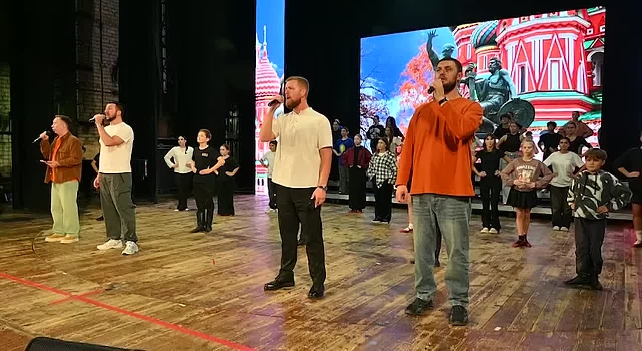 На главной сцене курорта идут репетиции концерта приуроченного ко Дню народного единства