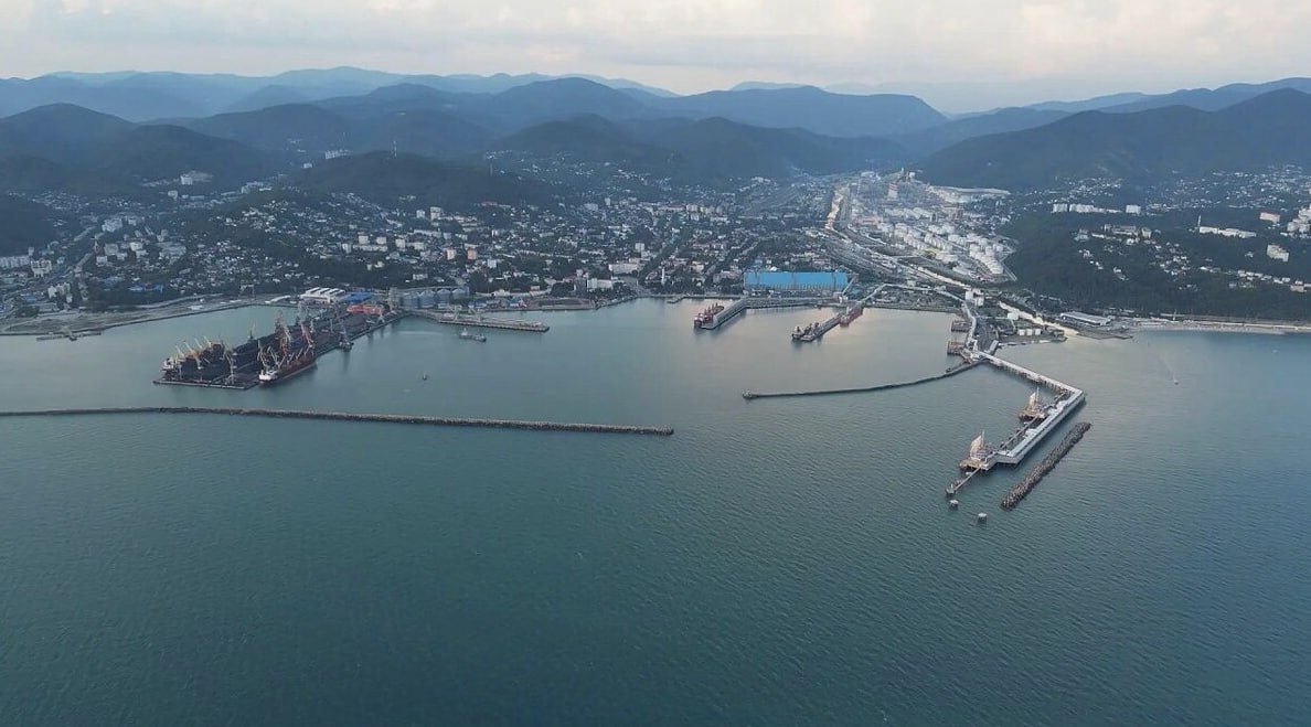 В Туапсе в результате атак беспилотников получили повреждения два иностранных гражданских судна