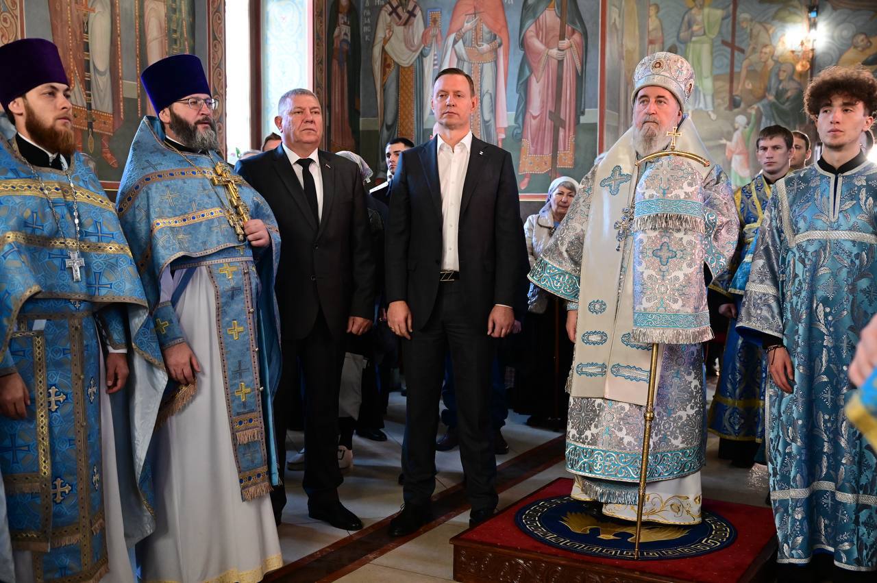 Андрей Кравченко: Сегодняшнее утро празднично вдвойне: вместе с Днем народного единства православные верующие отмечают День Казанской иконы Божией Матери, которая является одной из самых чтимых в Русской православной церкви