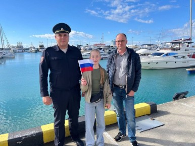 Сотрудники сочинской Госавтоинспекции поздравили жителей и гостей курорта с Днем народного единства, вручили флажки российского триколора и в качестве напутствия напомнили об основных правилах безопасного поведения на улицах