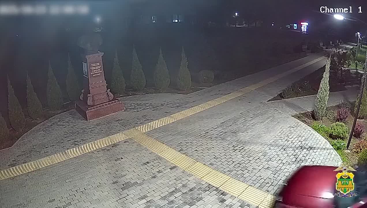 В ходе мониторинга социальных сетей полицейские выявили видео, на котором запечатлено как водитель "Фольксваген" въехал на территорию пешеходной зоны в центральном парке станицы Атаманской (Павловский район)