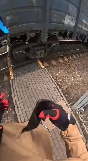 Девушка спасла пенсионерку, которая чуть не попала под электричку