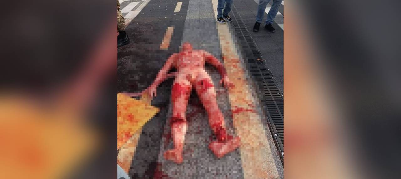 В Новороссийске детей учили первой помощи на окровавленном макете солдата без штанов