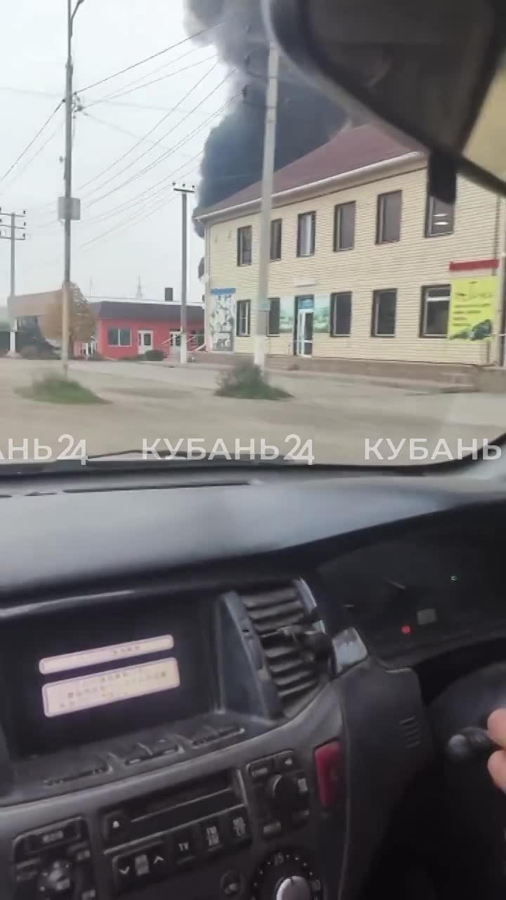 Черный столб дыма поднялся над станицей Северской — горят автомобильные запчасти