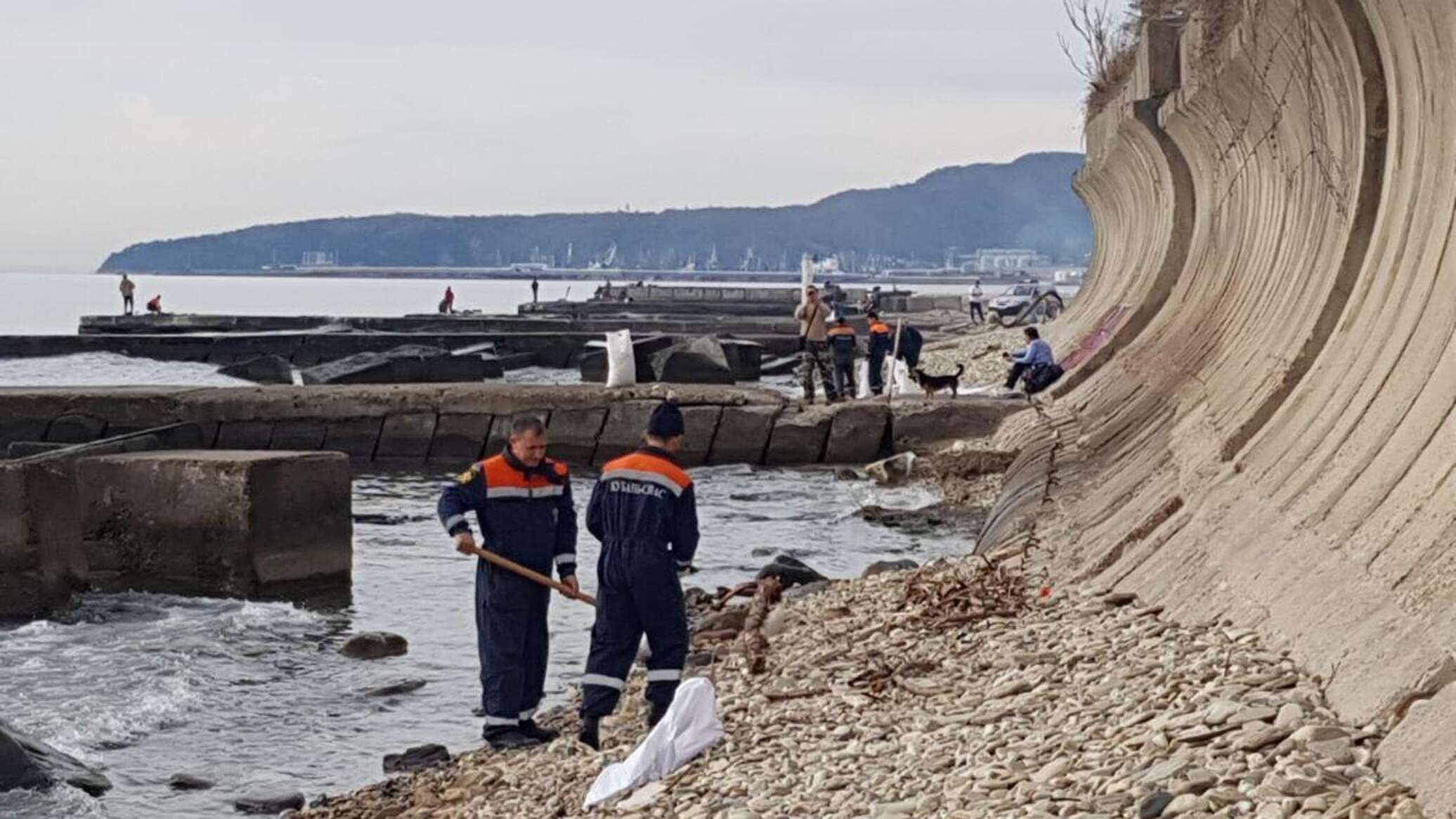 В Туапсе очистили 300 метров побережья от мазута после атаки БПЛА