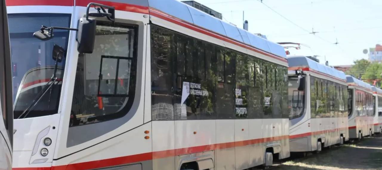 В Краснодар доставили 15 новых трамваев с кондиционерами и USB-зарядками