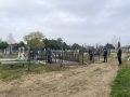 На кладбище посёлка Верхнее Джемете устанавливают новое ограждение