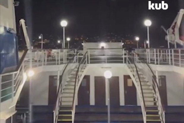 Паром из Турции с 20 пассажирами девять часов не может попасть в порт Сочи