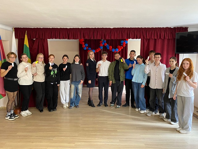 В Краснодарском крае автоинспекторы рассказывают студентам как оставаться в безопасности в вечерне время