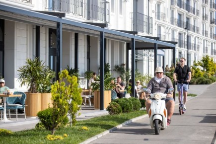 Не по-ноябрьски тепло. Сегодня воздух прогреется до 18 градусов, жёлтые осенние улицы заполнятся солнечным светом, а ветер будет легко и ненавязчиво звать на прогулку