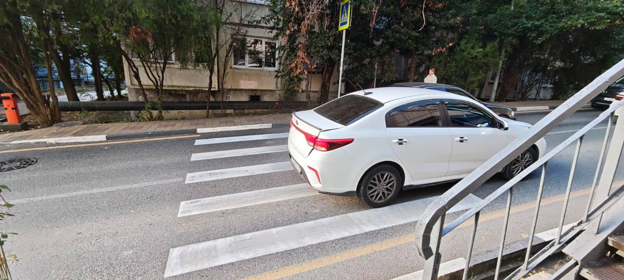 В Сочи водитель Kia Rio сбил 10-летнего ребенка на пешеходном переходе