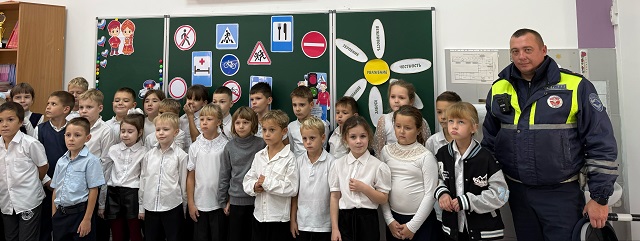 Автоинспекторы Кубани помогают младшим школьникам освоить дорожные правила во время блиц-уроков