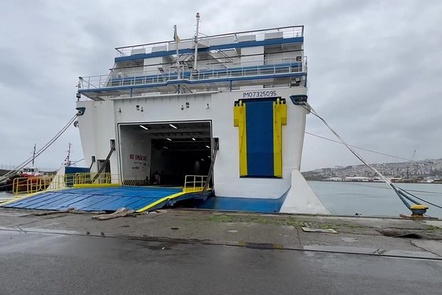 Застрявший у берегов Сочи паром Seabridge получил разрешение зайти в порт