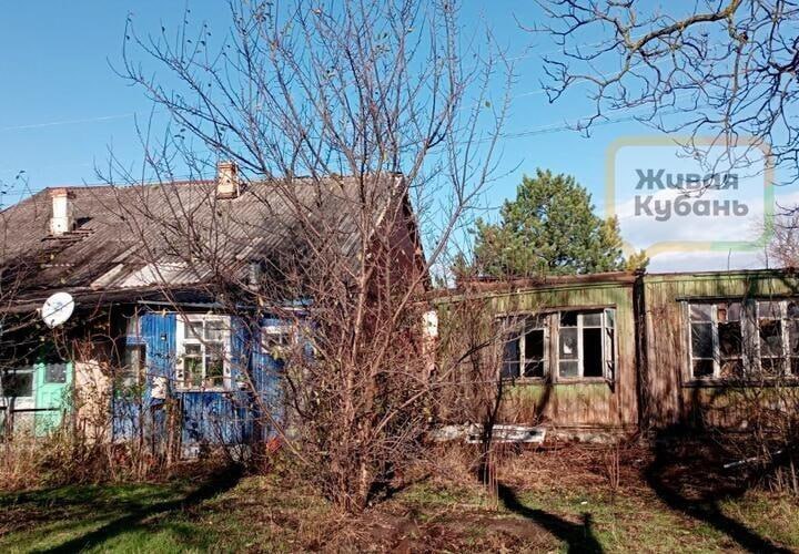 «Мы останемся на улице»: жители Черноморского годами не могут решить проблему с разваливающимся домом