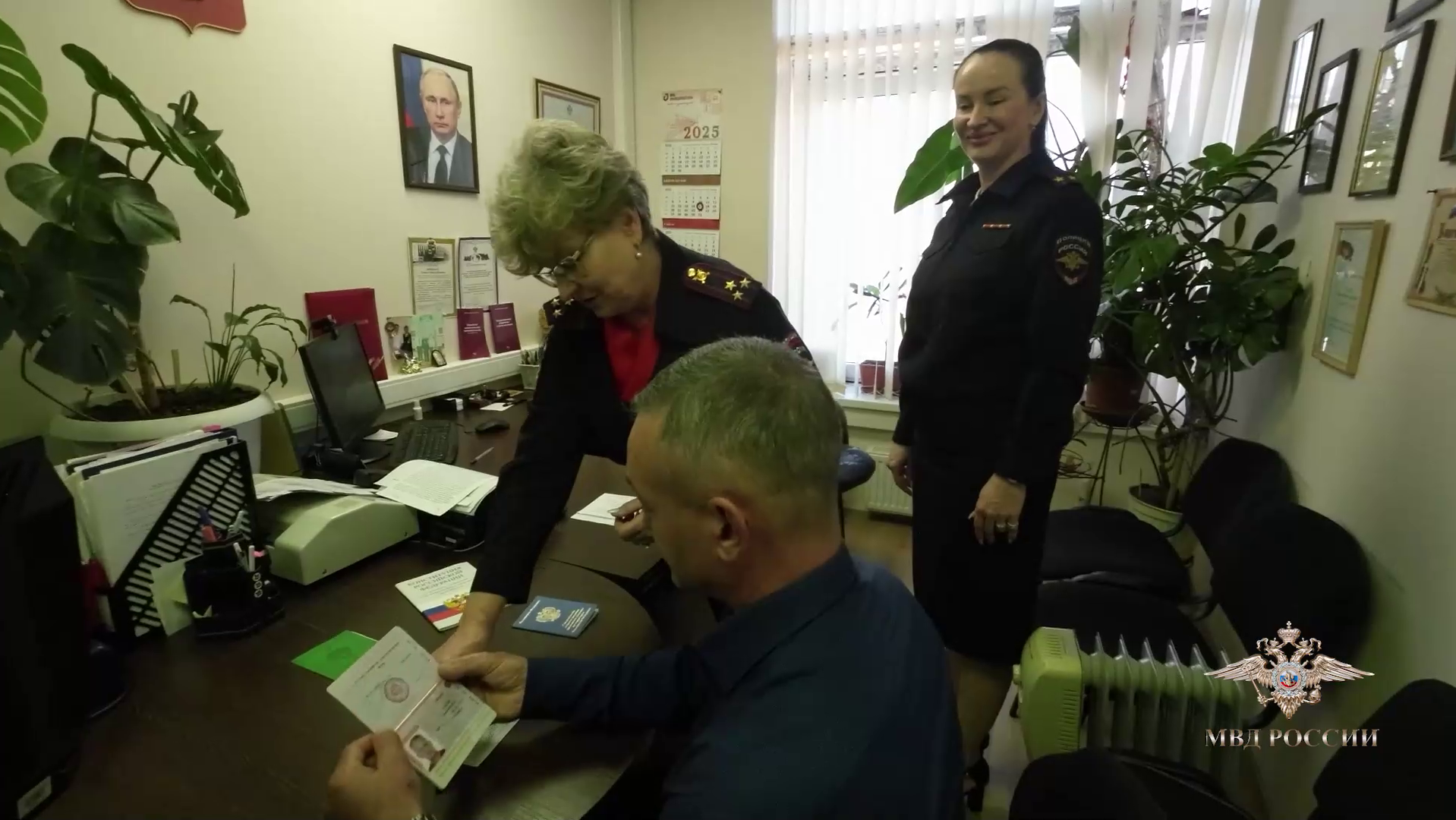 Ирина Волк: В Краснодарском крае сотрудники миграционной службы помогли получить российское гражданство уроженцу краевого центра, прибывшему из Казахстана