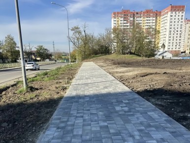 По просьбе жителей микрорайона Гидростроителей на ул. им. Валерия Гассия обустроили новую пешеходную дорожку