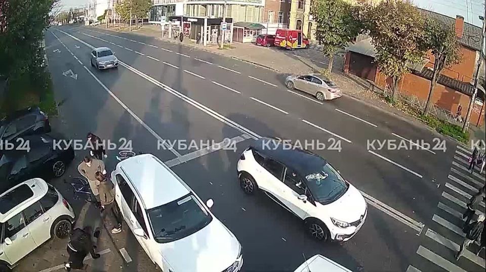 Велосипедисты собирались сэкономить время и обогнать машину, но вместо этого надолго застряли на дороге