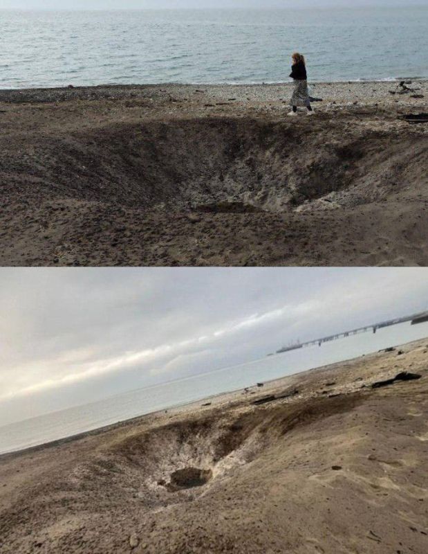 Юрий Котенок: Воронка на пляже в Туапсе. Вражеские паблики заявляют, что на фото — последствия промаха ракеты "Фламинго", запущенной по нефтяному терминалу