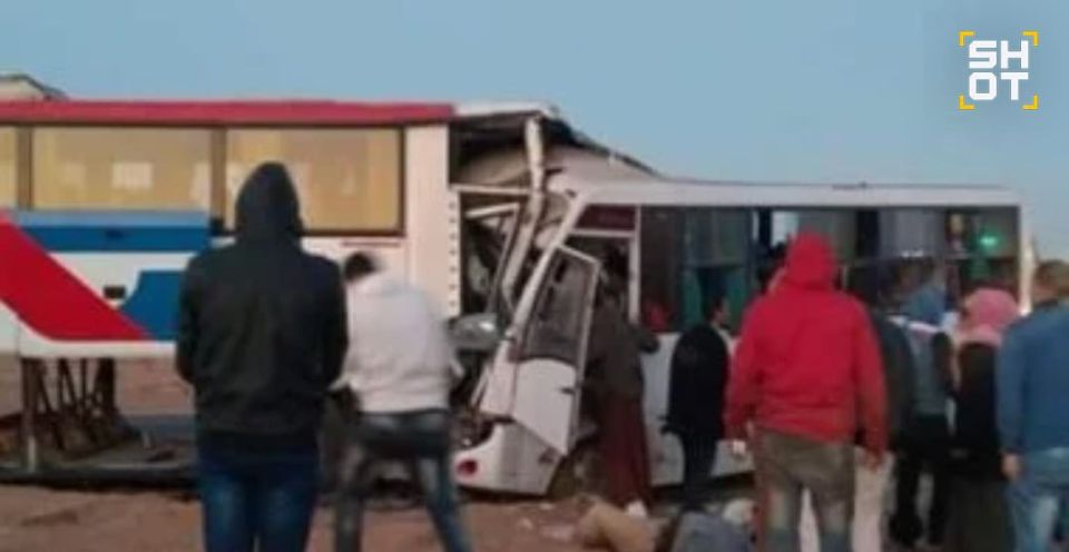 27 россиян пострадали при столкновении автобуса и грузовика в Египте