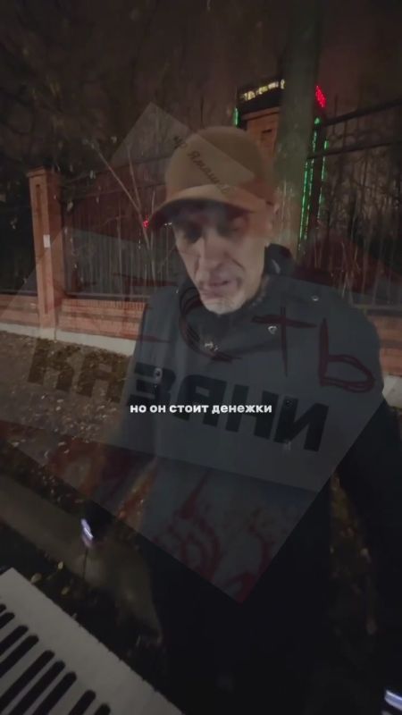 В Казани был замечен 70-летний диджей, который стоит с пультом в руках в одном из парков