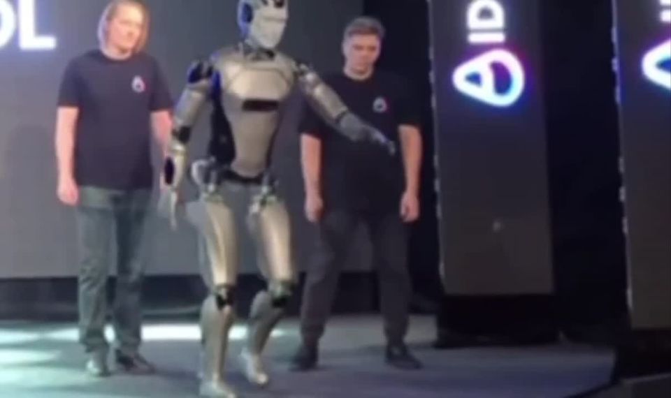 Первого в России антропоморфного робота с ИИ показали в Москве