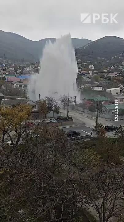 В Новороссийске прорвало водопровод, обеспечивающий подачу воды городу и прилегающим районам