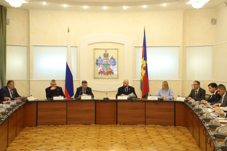 Председатель комитета ЗСК по вопросам науки, образования, культуры и делам семьи Виктор Чернявский провел расширенное заседание, на котором рассмотрели ход исполнения регионального закона «Об архивном деле в Краснодарском...