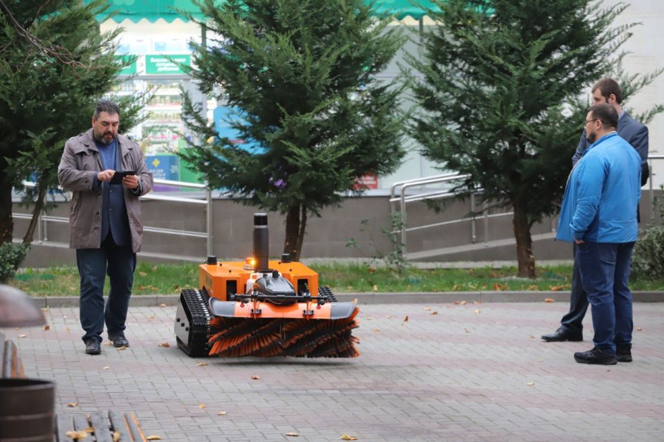 В Геленджике протестировали первого кубанского коммунального робота