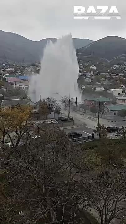 Крупный фонтан воды бьёт на 10 метров в высоту из-за аварии трубопроводе в Новороссийске — мощную утечку сейчас устраняют аварийные службы