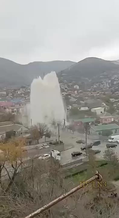 В Новороссийске забил фонтан высотой с многоэтажку: