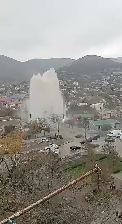 В Новороссийске из-за прорыва трубы забил 10-метровый фонтан