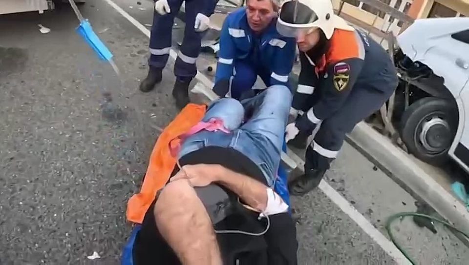 Напряженное спасение от первого лица: на видео попало освобождение мужчины, которого насквозь пронзило трубой